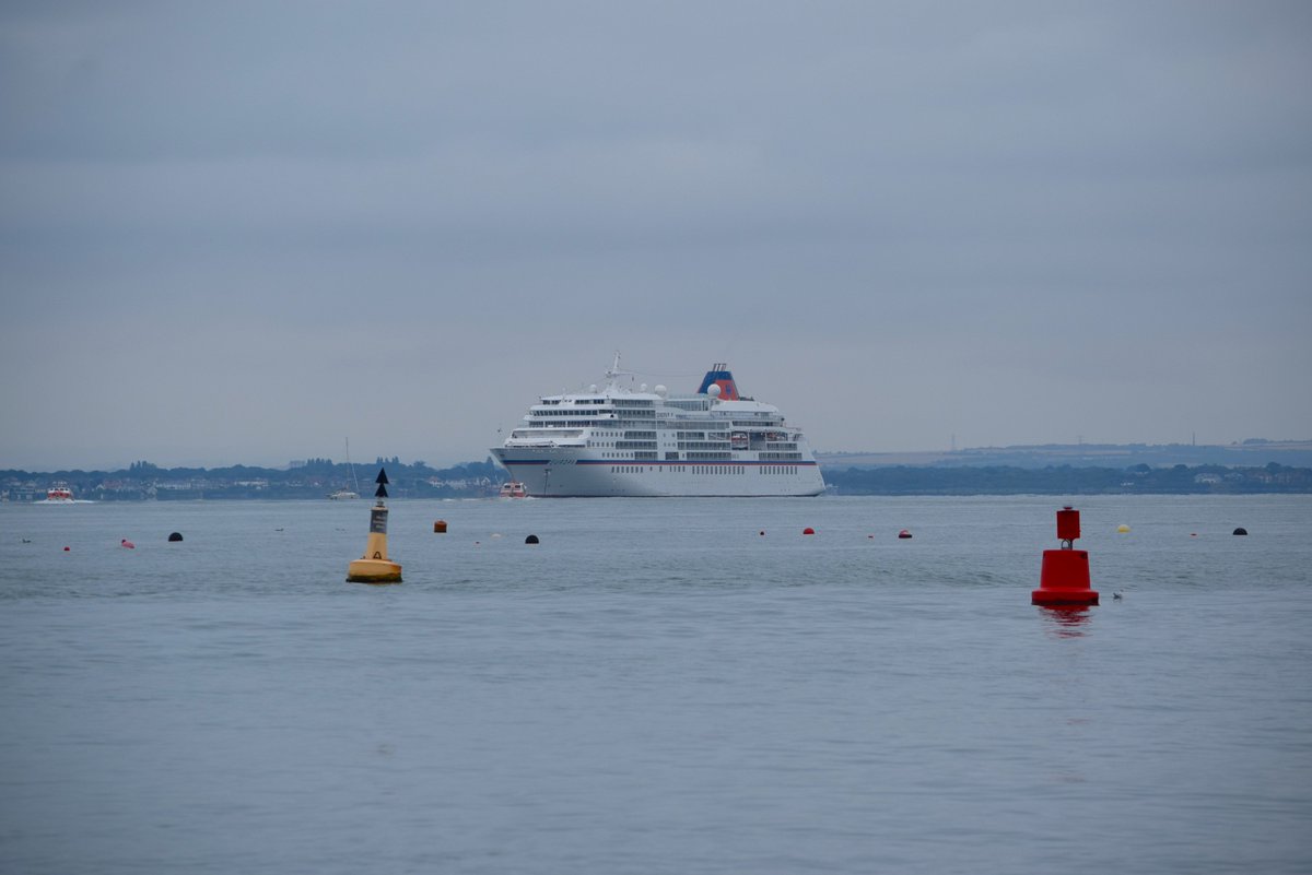 Cowes Harbour tweet media
