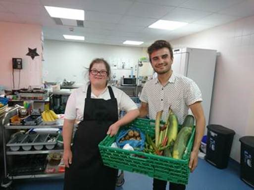 CambsCC's tweet photo. Donation of fresh vegetables makes big difference to community cafe. Read more here: https://t.co/GHMkJJ7sqb  @TheraEastAnglia   @CambsTimeCredit https://t.co/ZTRmu6uiGg