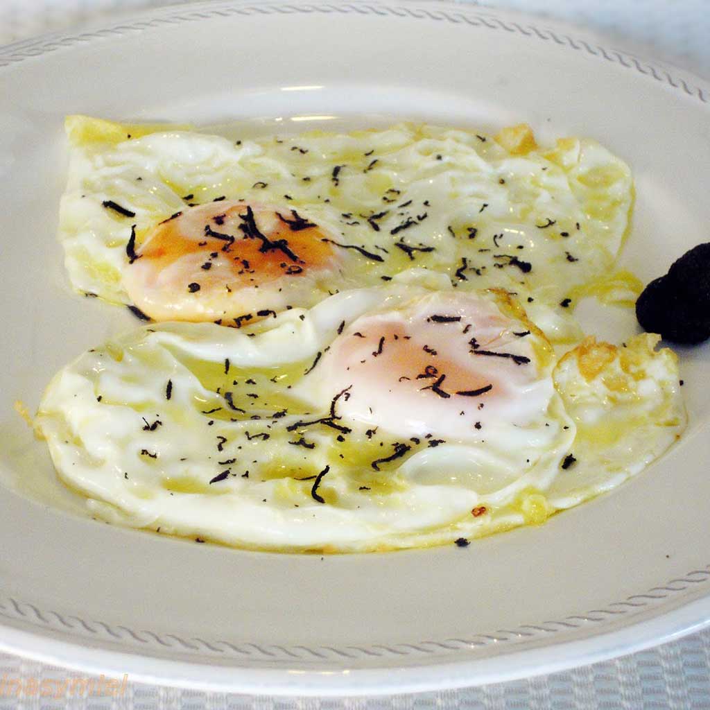 mercamadrid_hoy's tweet photo. A veces los mayores manjares son los más sencillos... ¿qué te parecen estos huevos fritos con trufa? Receta de @juanpozuelo y #LacocinadeMariaLuisa para  #Somosloquecomemos Si quieres recordar qué aprendimos en su restaurante, puedes verlo aquí 👉🏽https://t.co/3yMqmwILoM #SLQC https://t.co/fseTJk50OW