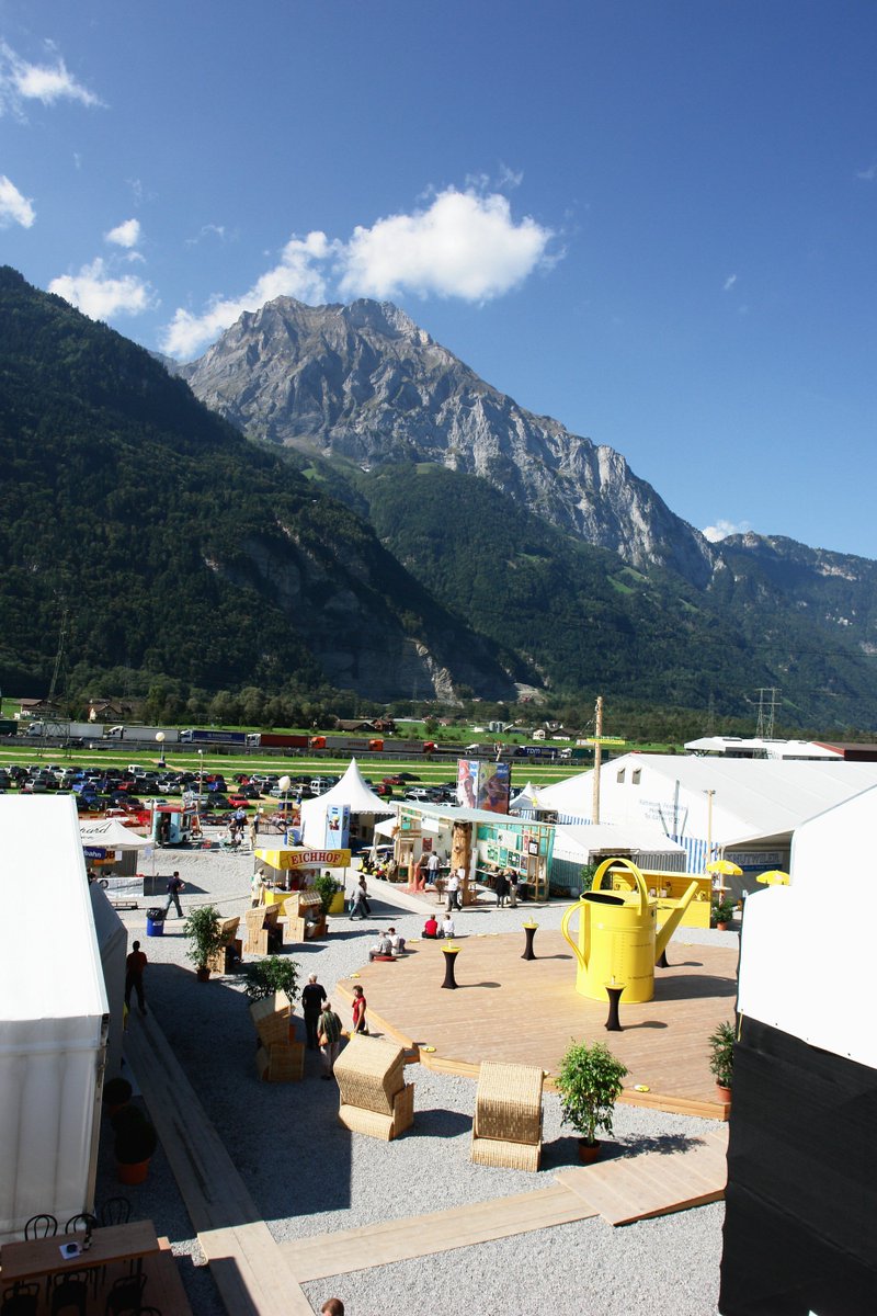 AndermattReuss's tweet photo. Heute in zwei Wochen - #Uri18 !
#TBT Bereits die Uri 06 war mit rund 25'000 Besuchern ein Publikumserfolg. Wir sind gespannt, wie viele Interessierte dieses Jahr die Wirtschafts- & Erlebnismesse vom 6.- 9. Sept. 2018 besuchen werden.
Bild: @_Wochenblatt
https://t.co/SXpNrNfzM5 https://t.co/TjI4Ly7rAa