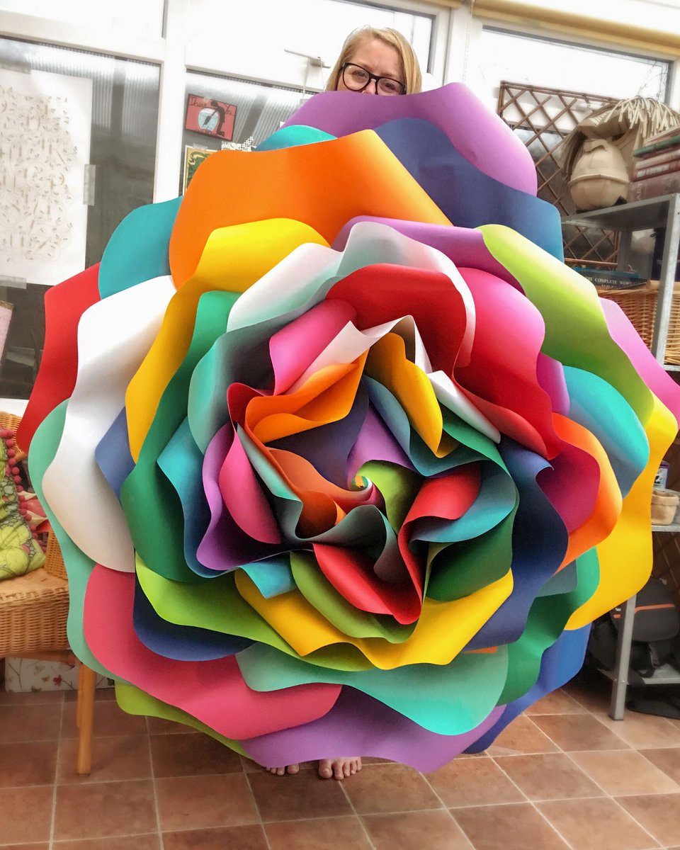 ToastLifeUK's tweet photo. Abundant colourful #flowers, lavish #garlands &amp; handmade personalised touches are all the rage at this summer’s most stylish events – https://t.co/bsbAcbMZOH chats to leading paper artist Lisa Jay of @lisajaystudio https://t.co/6XZaxzZzvY #papercutting https://t.co/UQ6mp1iMy0