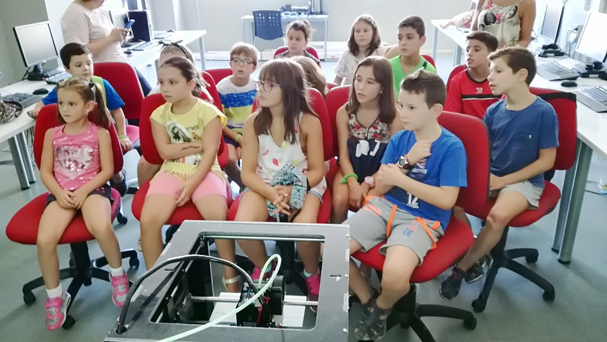 guadalinforus's tweet photo. Atendiendo a las explicaciones de @i_rdguez de @CGBegijar sobre el proceso de #Impresion3D #Guadalinfo @RedGuadalinfo #GuadalinfoVivo https://t.co/8HgSo4N6ji
