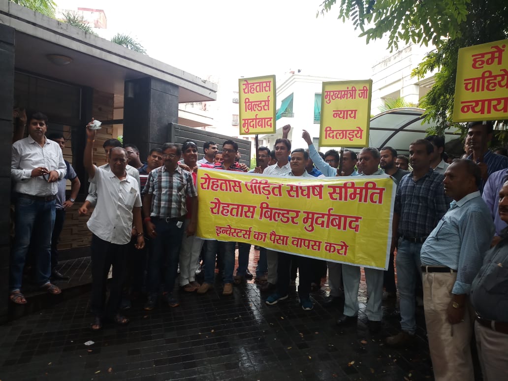 Piyush13782765's tweet photo. #rohtaslkofraud 
Still dont understand why authorities are keeping mum despite all the facts are known to them. Thousands investors being cheated and force to aggitate on roads for their hard earned money... https://t.co/0V6ViHDoAP