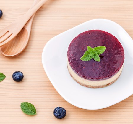PowerGym_Nutrit's tweet photo. TARTA DE QUESO FIT CON COBERTURA DE ARÁNDANOS! 🥧😋
Las tartas de queso siempre son un postre que triunfa y en su versión más saludable, podemos utilizarlas como desayuno, tentempié de media mañana o media tarde y también como postre. https://t.co/qSrGjXjyiB https://t.co/xmPBeuUfPw