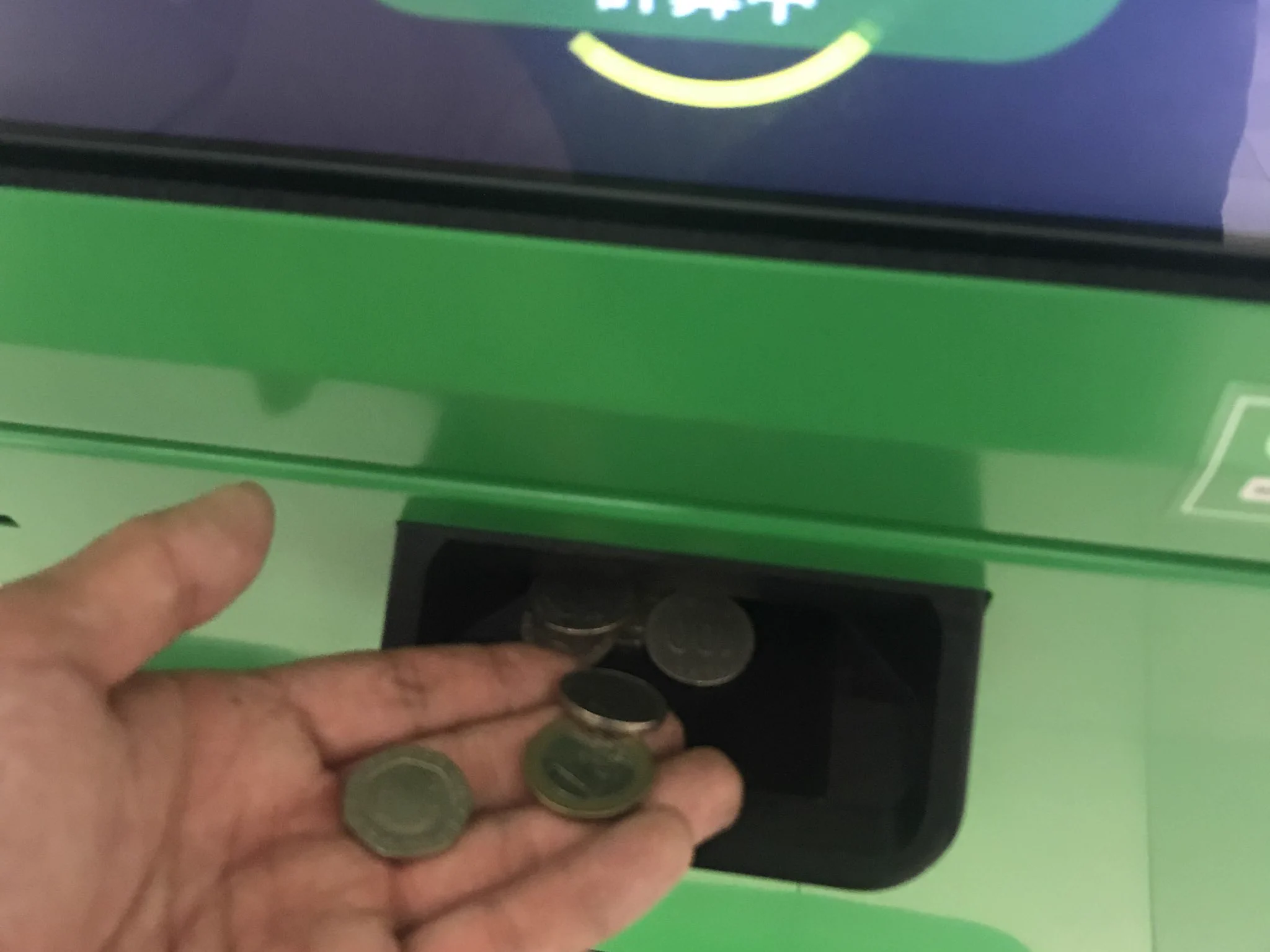 海外旅行で余った紙幣や硬貨を機械に入れると電子マネーに変えられる