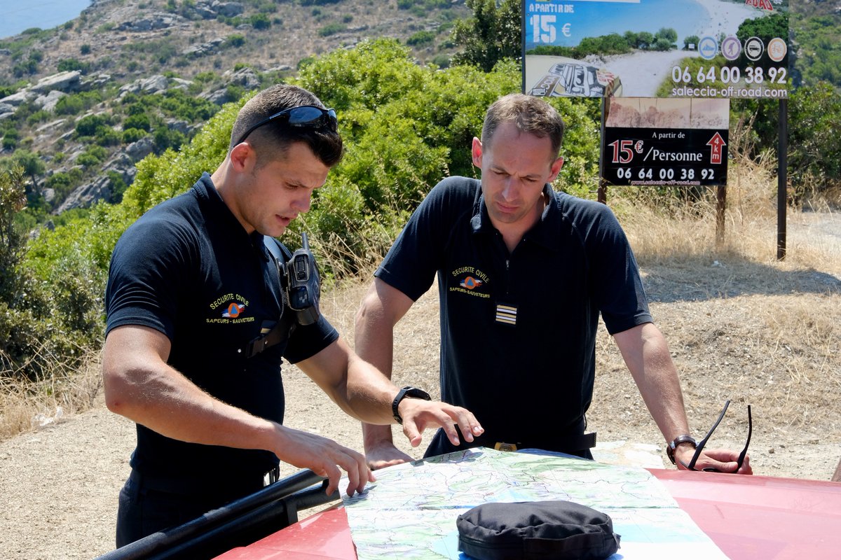 riisc_7's tweet image. Le chef de corps de #uiisc7, le colonel COTTIN vient à la rencontre de ses hommes en Haute-Corse. Après presque 2 mois d’engagement #GOLFF2018 le dispositif se montre réactif et à maturité. Et malgré une météo peu propice aux #incendies nous restons en surveillance constante! 🚒