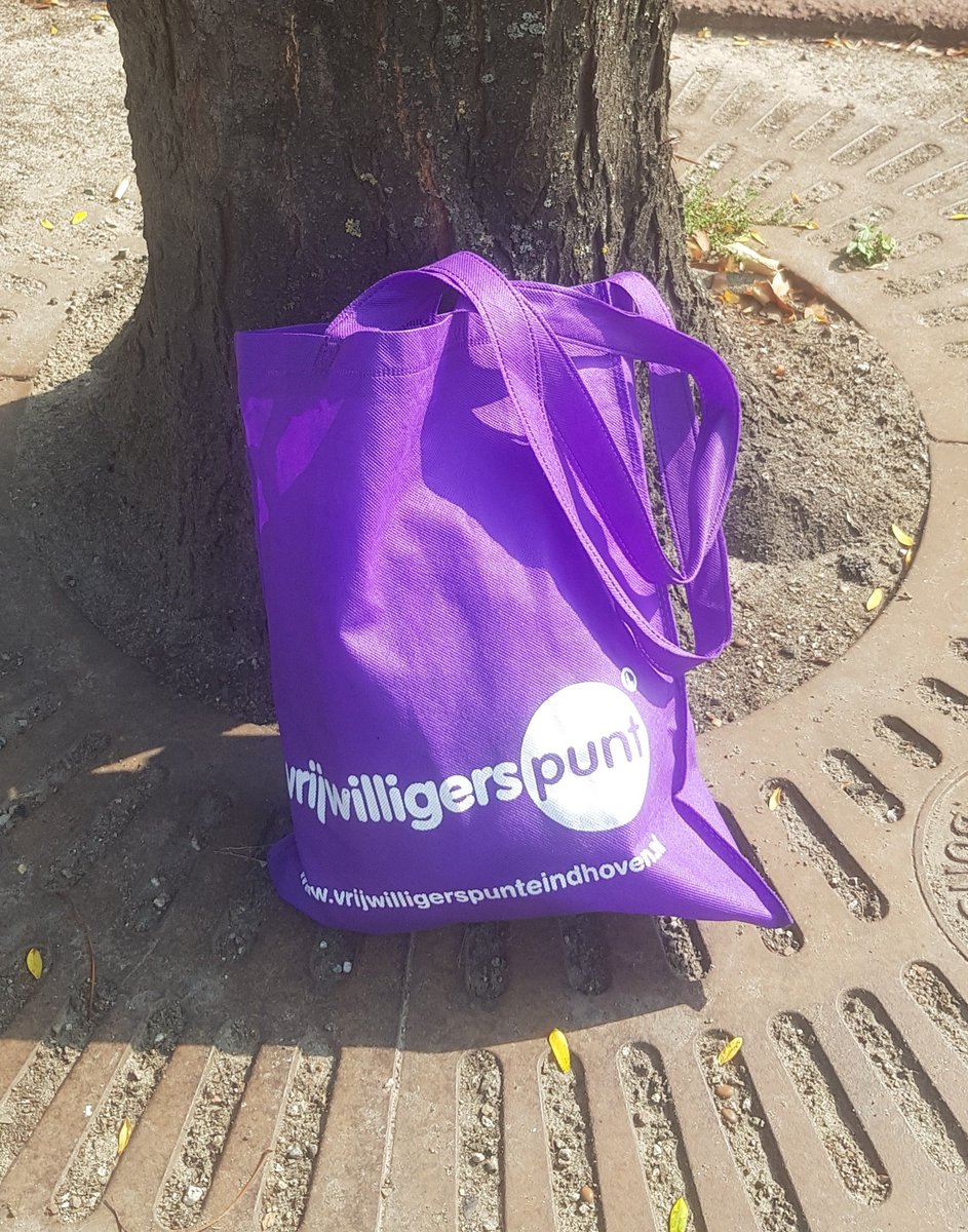 sklaver's tweet image. Tas met kleren van fiets gevallen. #introweek #verloren #vrijwilligerspunt #vestdijk