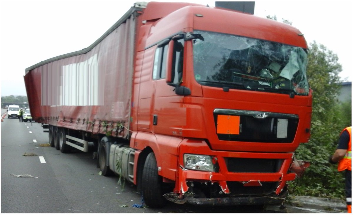 The #M25 is CLOSED anti-clockwise btwn J27 (#M11) and J25 #WalthamCross #Cheshunt to allow recovery of a lorry from down the embankment. Recovery is progressing and the HGV is back on its wheels.  Diversion: ow.ly/dLeg30lvsfr Severe delays remain on the approach.