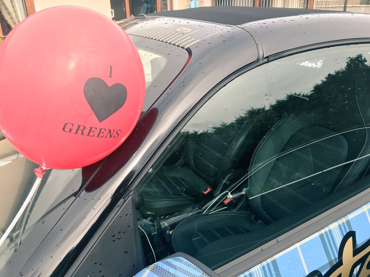 SuitorBrothers's tweet photo. #Greesn #Addict.... random balloon @GreensPizzeria https://t.co/PXaA6LGJmH