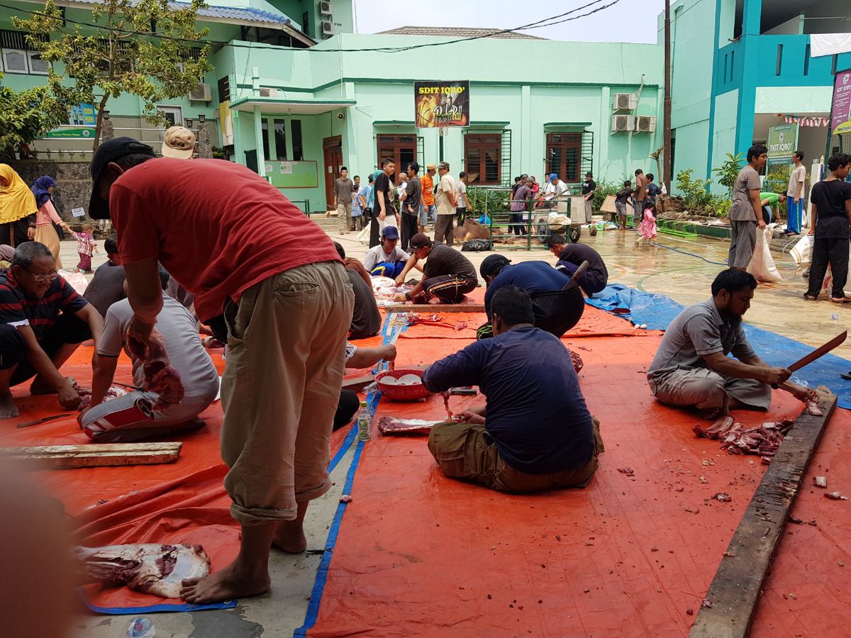 Mahfudz_AR's tweet photo. Suasana potong hewan Qurban 1439H. Moment Iedul Adha, bangkitkan rasa peduli dg semangat berbagi... @DPR_RI @FPKSDPRRI @PKSejahtera https://t.co/VSBCnQZ0jG