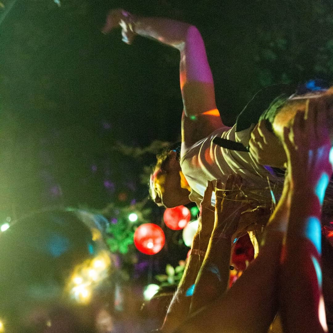 leolenvers's tweet photo. Que de slams au #chateauperché
>> NO CDJ HERE << @fauchage
📸 @piaribstein & @EvaKLC —————————————————
#lnvr #flashy #mix #electromusic #party #techno #chateauperché #nocdjhere #fauchagecollectif #dj #crowdsurf #stagedive #crowdsurfing #stagediving https://t.co/klGrJZQbOS