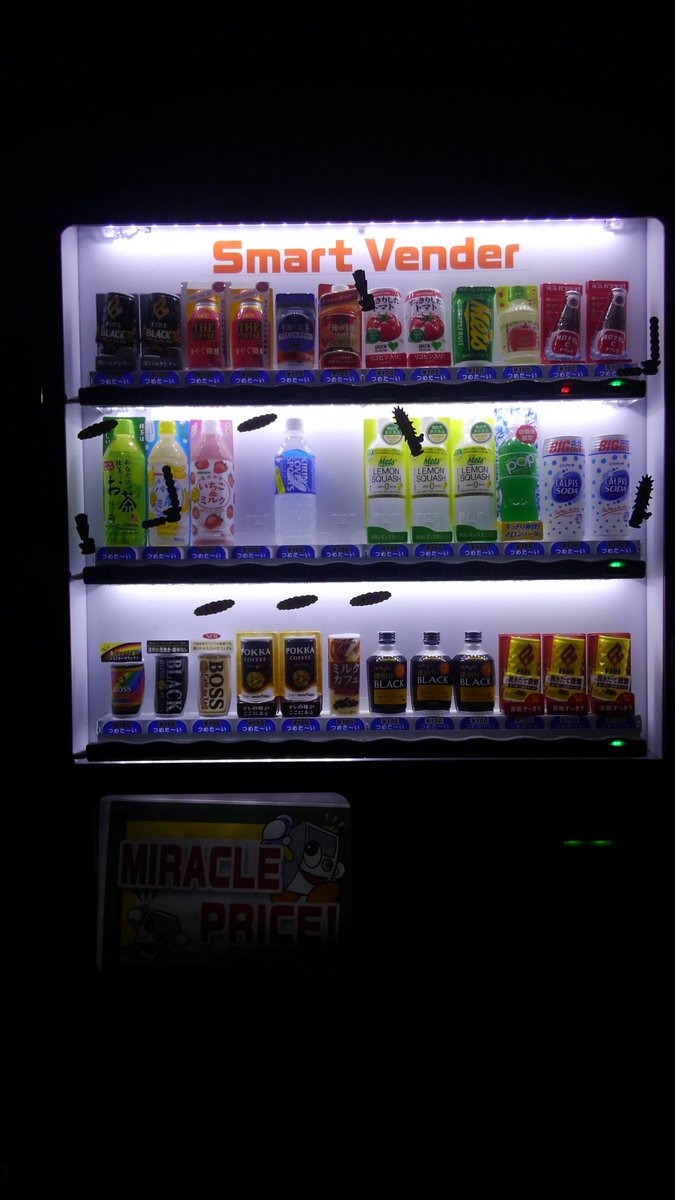 夜に自販機をふと見てみたらめちゃデカくてキモイ虫がまとわり付いていて心臓が止まるかと思ったがよく見たらお買い得シールだった Togetter