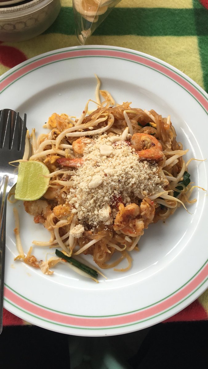 Wutans_'s tweet photo. ผัดไทกุ้งสดเป็นเมนูเด็ด ช่วยกันอุดหนุนหน่อยนะครับ ยายเค้าใจดี อยู่กับแมวสองตัว ช้านิดหน่อย ยายไม่ค่อยมีแรงแล้ว แต่ต้องทำเพื่อเลี้ยงชีพ เด็กมอบูต้องไปตำ #ทีมบูรพา https://t.co/YhaAEc7HXs