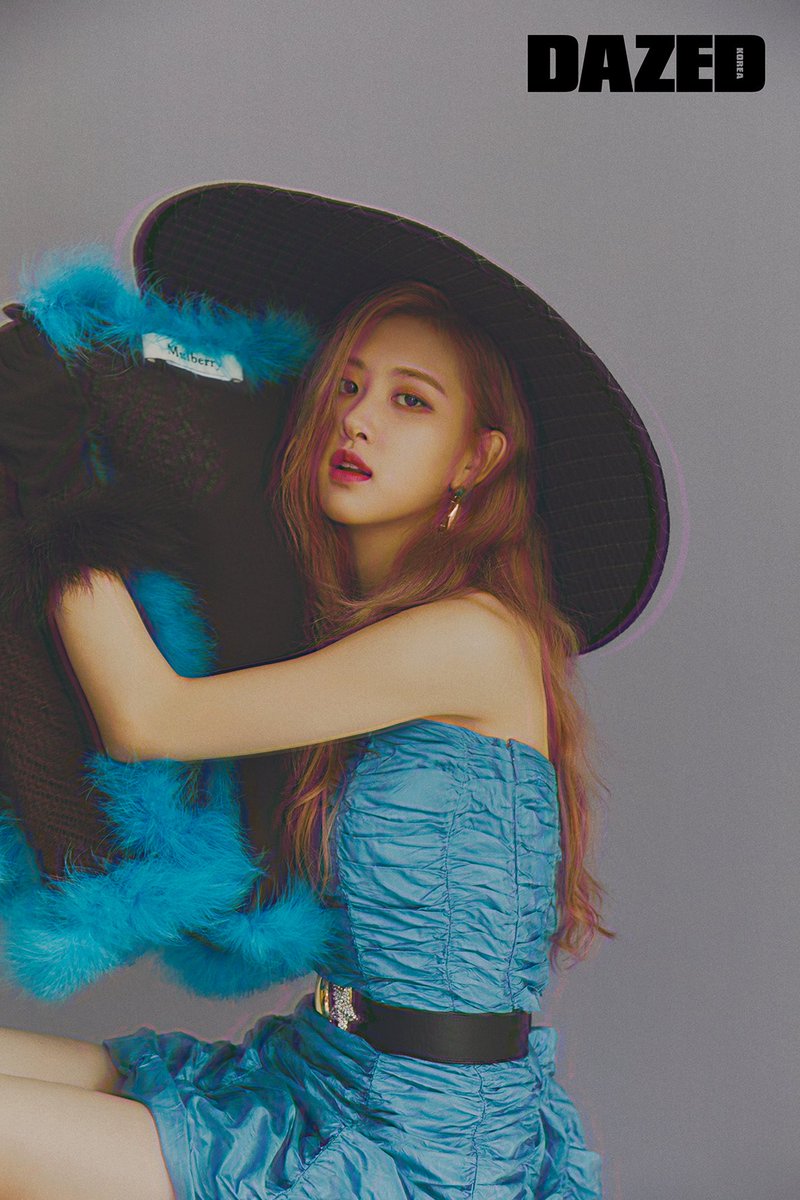 #COVERDAZEDKOREA
_
ROSÉ&amp;LISA 
<a href="/ygofficialblink/">BLACKPINK GLOBAL BLINK</a> 
_
멀버리 나무 아래에 큰 모자를 쓰고 앉은 두 소녀.
_
#DAZEDKOREA #블랙핑크 #로제 #리사 #BlackPink #Rose #Lisa #멀버리 #Mulberryengland #falledtion