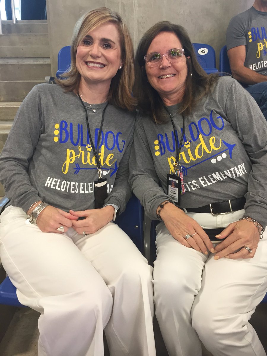 RhondaJohnsonTX's tweet photo. Convocation fun 2018❣️@NISDHelotes #PrideinourTribe #bestyearever #HelotesPride #ThisisHelotes https://t.co/1wjoyKFWbw