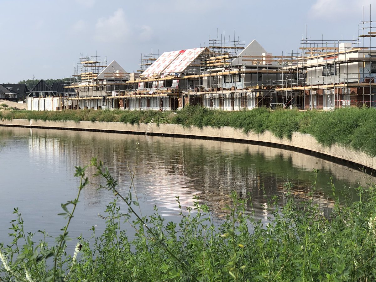 RobHoksbergen's tweet photo. De Blaricummermeent volop in bedrijf! Al 700 woningen bewoond en nu op naar de laatste deelplannen. https://t.co/ubhF00ZyCE