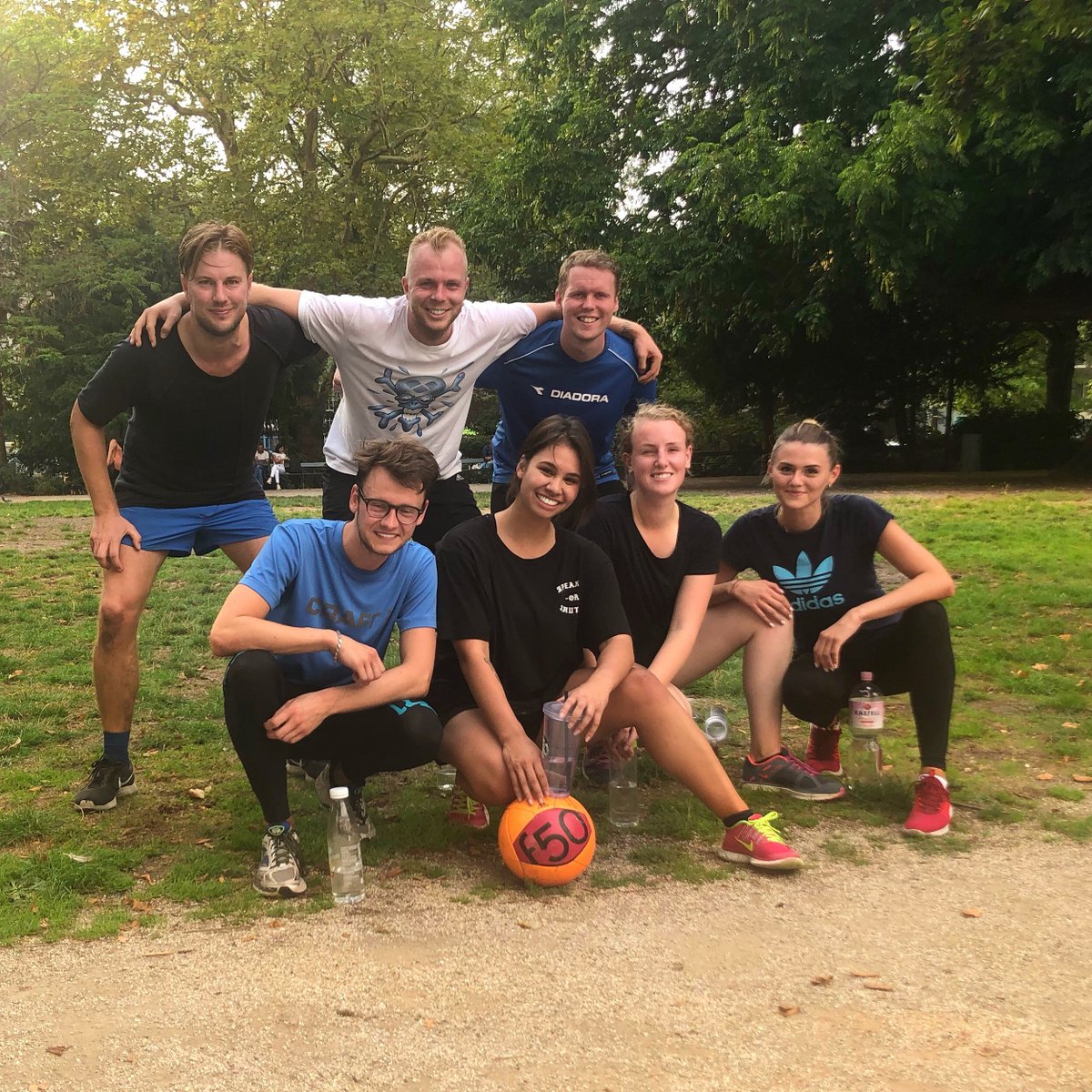 EvensesDe's tweet image. Da wir ja ein super cooles Unternehmen sind, machen wir auch super coole Sachen zusammen. Jeden Dienstag Training im Park 💪

Wie oft die Woche macht ihr Sport? 😏😂

#sport #teambuilding #fit #company
