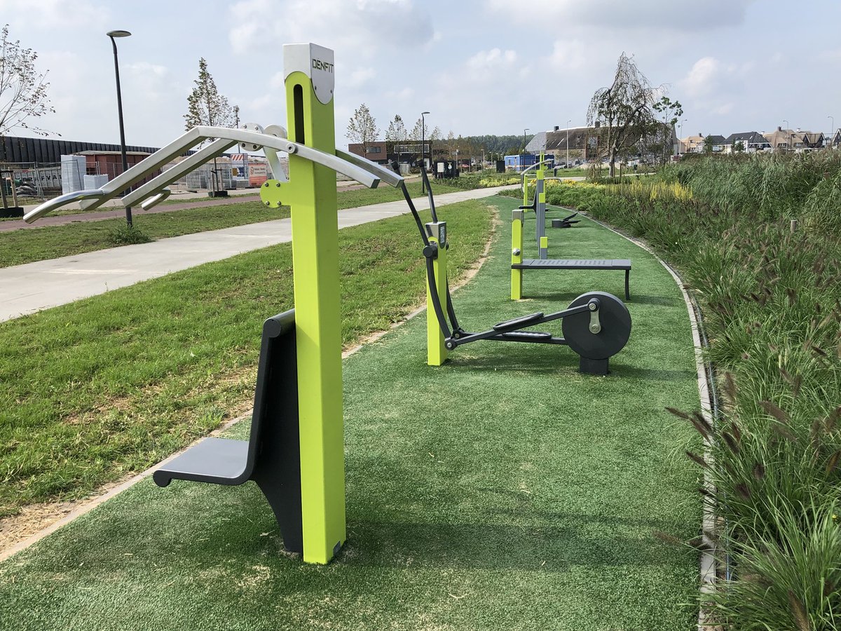 De nieuwe fitness-toestellen in het lineair park van De Blaricummermeent. Mooi 👍
