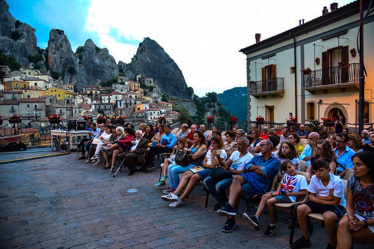 Estempore's tweet photo. Una noche emocionante, en un escenario de cuento...perfecto para presentar "LA PICCOLA QUERCIA" de Lina Sammartino ilustrado por Donato Sammartino. Encuentro moderado por Luca Caricato. https://t.co/JvonRuKgV3 #castelmezzano #volodellangelo #dolomitilucane #potenza città https://t.co/Vv5T4UanF7