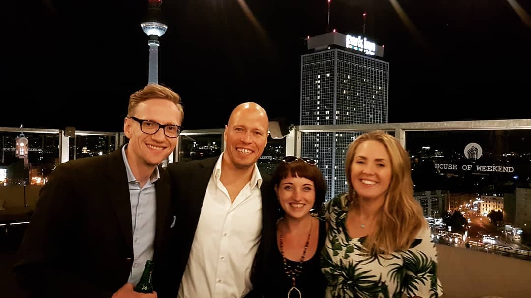vexcash's tweet photo. Mit passend #Vexcash-grünen Bändchen ging es für unseren #CEO @a_achtstaetter und unsere Kommunikationschefin @RuletteMedia gestern ins #houseofweekend zum #Sommerfest des #FinTech Stammtisches. Danke für den schönen Abend! #Berlin #lifestyle https://t.co/usae3kyYEH