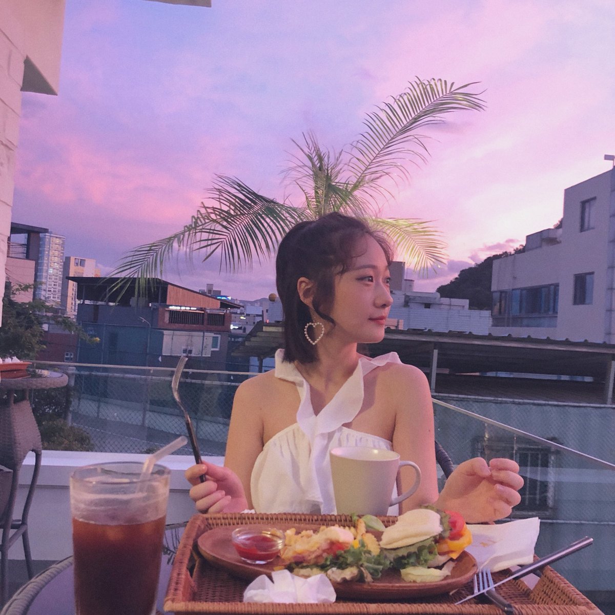 elin_WRLD's tweet photo. Beautiful sunsets and delicious sandwiches.❣️

#Fevertime #fever_time #elin #sunset #노을 #엘린 https://t.co/askdHOcMDC