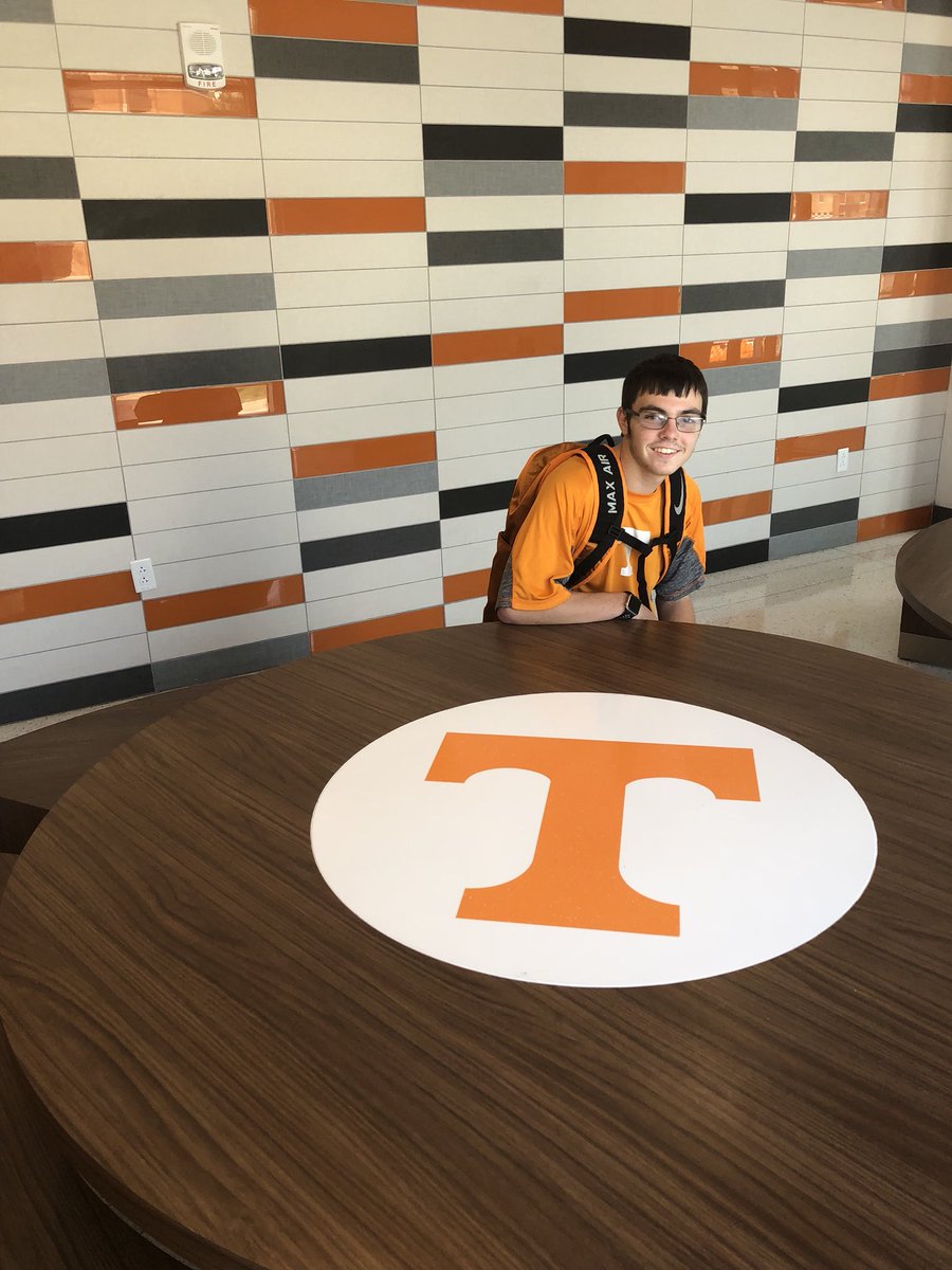 alexcole2018's tweet photo. First day of college!!!#VFL https://t.co/VtdunqYztb