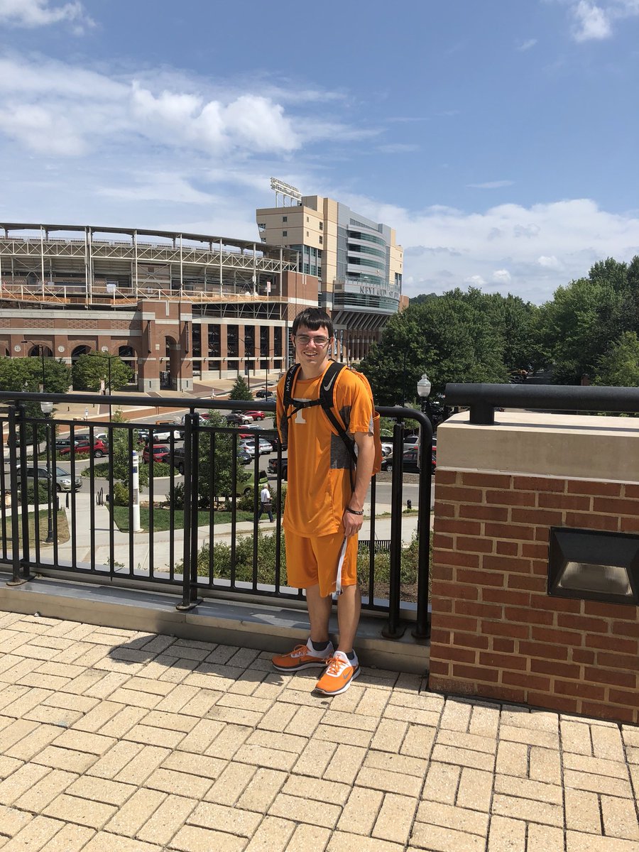 alexcole2018's tweet photo. First day of college!!!#VFL https://t.co/VtdunqYztb
