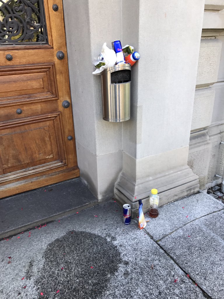 Littering vor dem Gerichtshaus, zum Glück bekommen wir dank der GLP <a href="/PVuichard/">Pascal Vuichard</a> bald ein Gesetz👍👍