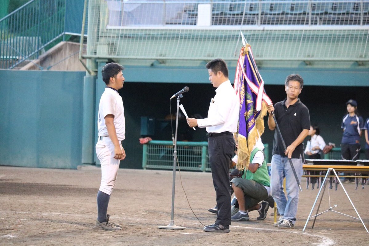 kbunkyo_bbc's tweet photo. [全日本決勝]
柳の満塁本塁打で先制、9回に同点に追いつかれるが、延長14回柳のサヨナラ満塁本塁打で4時間の激闘を制し、全日本大会を優勝で締めくくりました！
3日間で4試合という苦しい日程でしたが、全員の力で掴みとった優勝です🏅
この大会で3年生11人が引退です。
応援ありがとうございました。 https://t.co/8f20TlAwe6