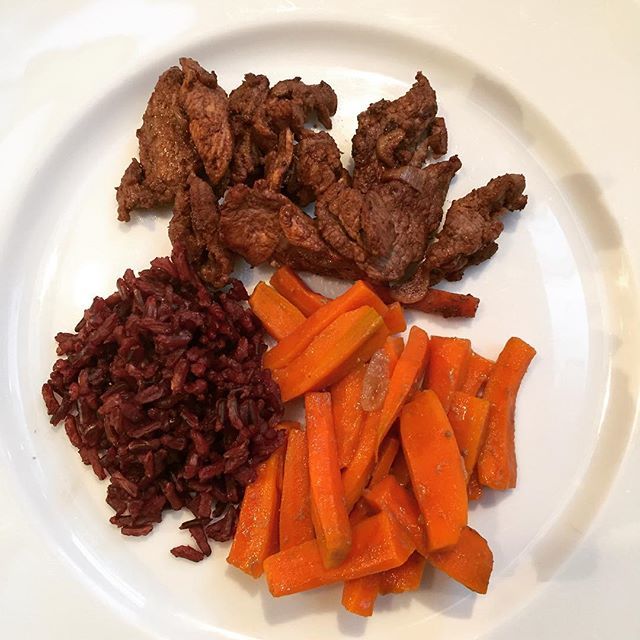 mememoniq's tweet photo. « Tu appelles ça comme tu veux, réutilisation de boeuf poulet veau reste de pierrade, mariné au vin rouge, cuit puis enrobé de chocolat, carottes cuites dans du fond de veau et riz noir » #viande #chocolat #carotte #riznoir #cuisine #food #homemade #faitmaison N'hésitez pas … https://t.co/AZvw8mJzd4