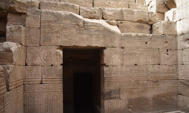 ¿Nunca has pensado cómo colocaban las piedras una sobre otra? Los guías suelen hacer hincapié en la disposición de las piedras, una grande arriba que distribuye el peso y relaja la estructura. #thisisegypt #egiptología #egyptlovers #AntiguoEgipto #traveller #igersegypt #tourism