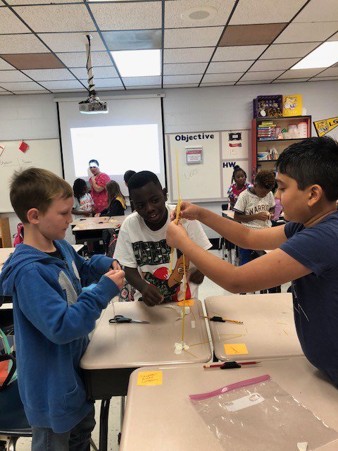 Mrs. Holt's 4th grade class is SYNERGIZING! We love to see our teachers helping our kids work together to solve problems!
#tisdtheplacetobe
#slp 
#7habits