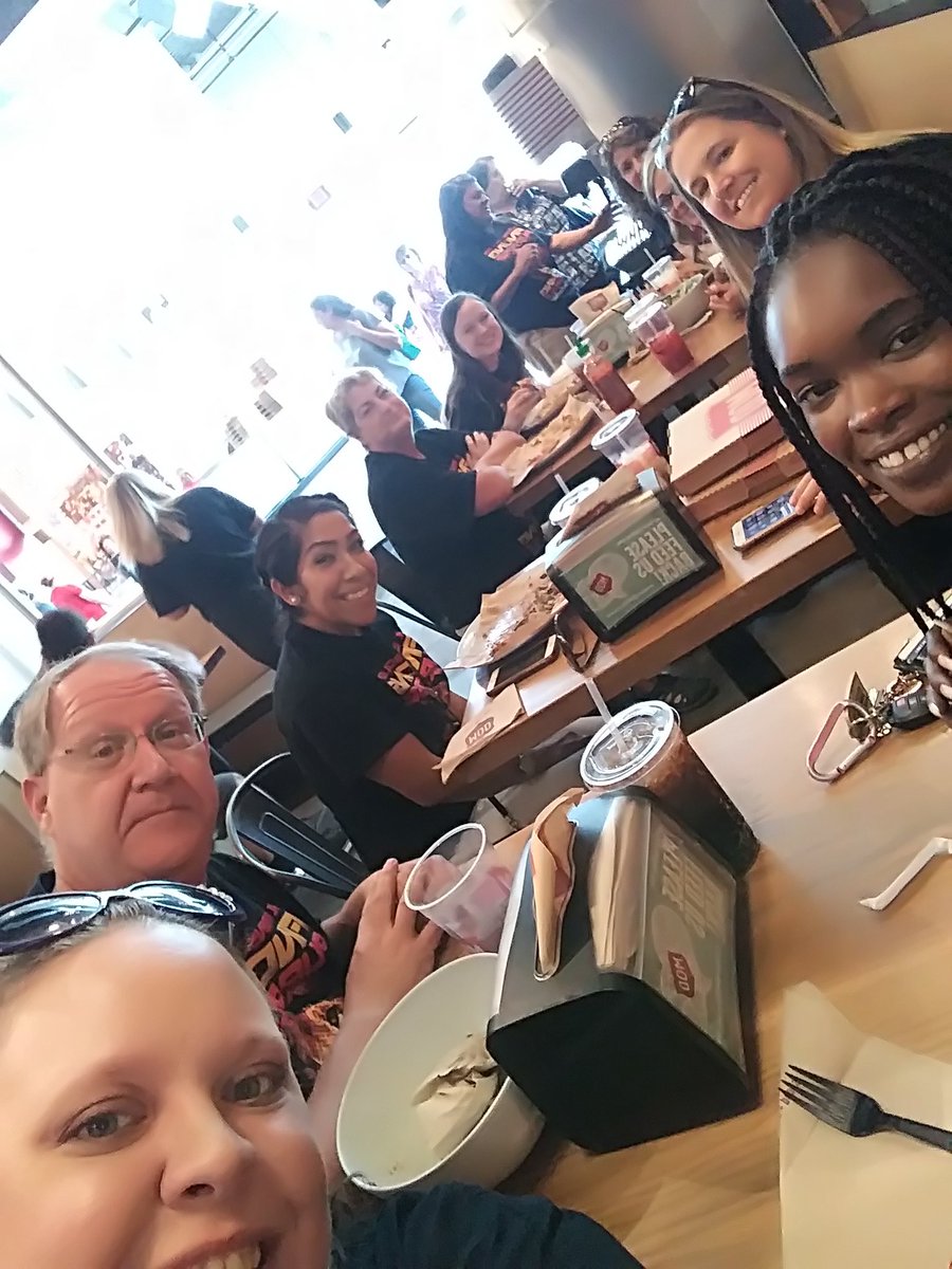 MsLordScience's tweet image. Lunch with my team! @MODPizza @MRobinsonElem #MRobFab5 #Kidsdeserveit