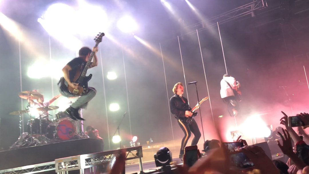 5SOSUpdatingTR's tweet photo. 📸:@/nicole.lemon (IG)
#MYTPerth https://t.co/ewCgw1L19k