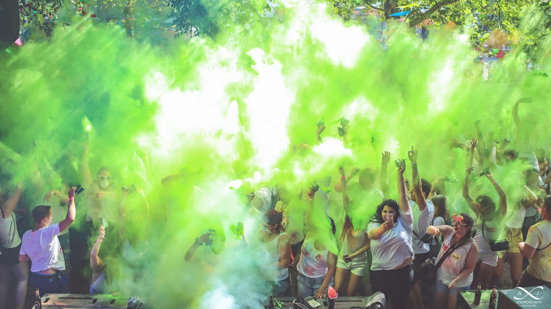 BaseCampBonn's tweet photo. Weil das Wetter heute wieder so schön sonnig war, gibt's noch einmal ein paar Holi-Fotos von Andreas Jahn. 🥳🌞 #bonnistbunt #basecampbonn #holicolorsbonn https://t.co/cBuSjx63WT