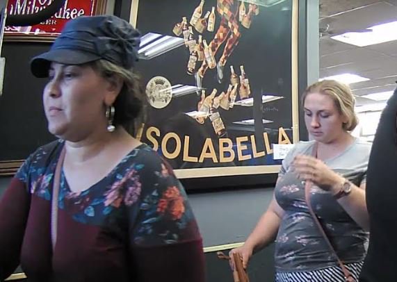 OmahaPolice's tweet image. #OPD needs your help in identifying these 2 suspects who were involved in a theft of over $16K IN JEWELRY!!! 💎💎💍💍 😮If you know who they are now is your chance to turn em in @ bit.ly/2pJh557  for some easy $$$ 
Report #AK87287
#OMRC #thiefs #bigscore #turnemin