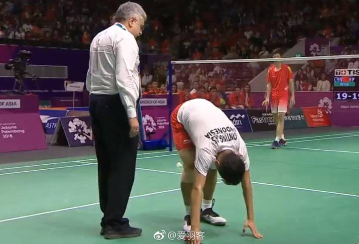 antoagustian's tweet photo. Tim putra INA tertinggal 0-1 dari CHN di final beregu putra #Badminton #AsianGames2018 . Bermain di partai pembuka melawan Shi Yuqi, Anthony Sinisuka Ginting memutuskan mundur dalam kedudukan 21-14, 21-23, 20-21 karena mengalami cedera (kram). GWS Ginting. https://t.co/P1KAFpTOaX