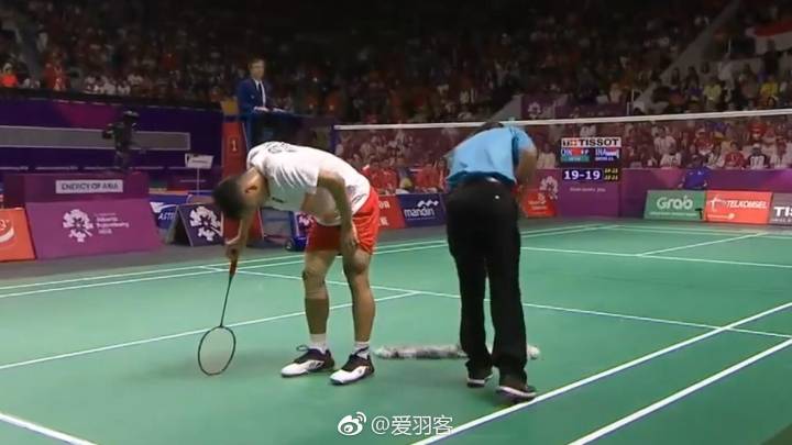 antoagustian's tweet photo. Tim putra INA tertinggal 0-1 dari CHN di final beregu putra #Badminton #AsianGames2018 . Bermain di partai pembuka melawan Shi Yuqi, Anthony Sinisuka Ginting memutuskan mundur dalam kedudukan 21-14, 21-23, 20-21 karena mengalami cedera (kram). GWS Ginting. https://t.co/P1KAFpTOaX