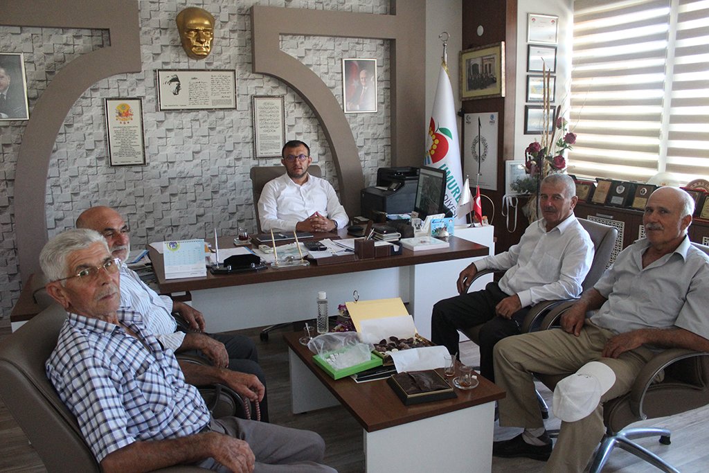 umurbeybld's tweet photo. Belediye Başkanımız Sami YAVAŞ, Kurban Bayramının ikinci gününde Umurbeyli vatandaşlarımızla bayramlaştı. https://t.co/SjceoBve9b