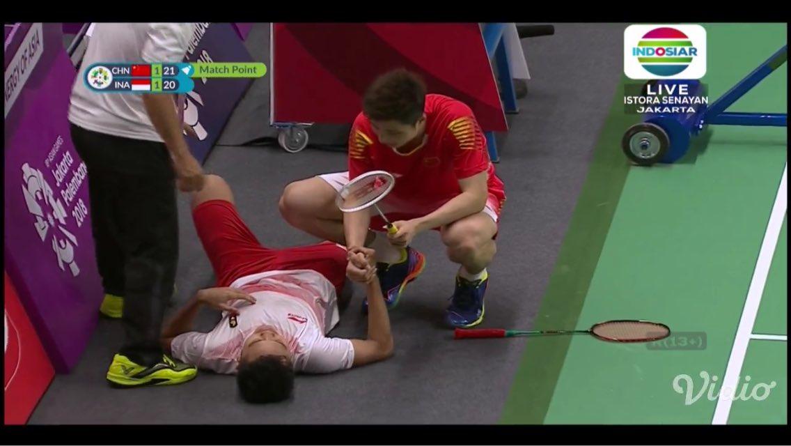 Shi Yuqi didn't even protest when Ginting was asking to have a break...he even didn't gave a difficult ball and didn't even celebrate his winning...he just directly came to Ginting to give a moral support..respect for Shi Yuqi! #AsianGames2018