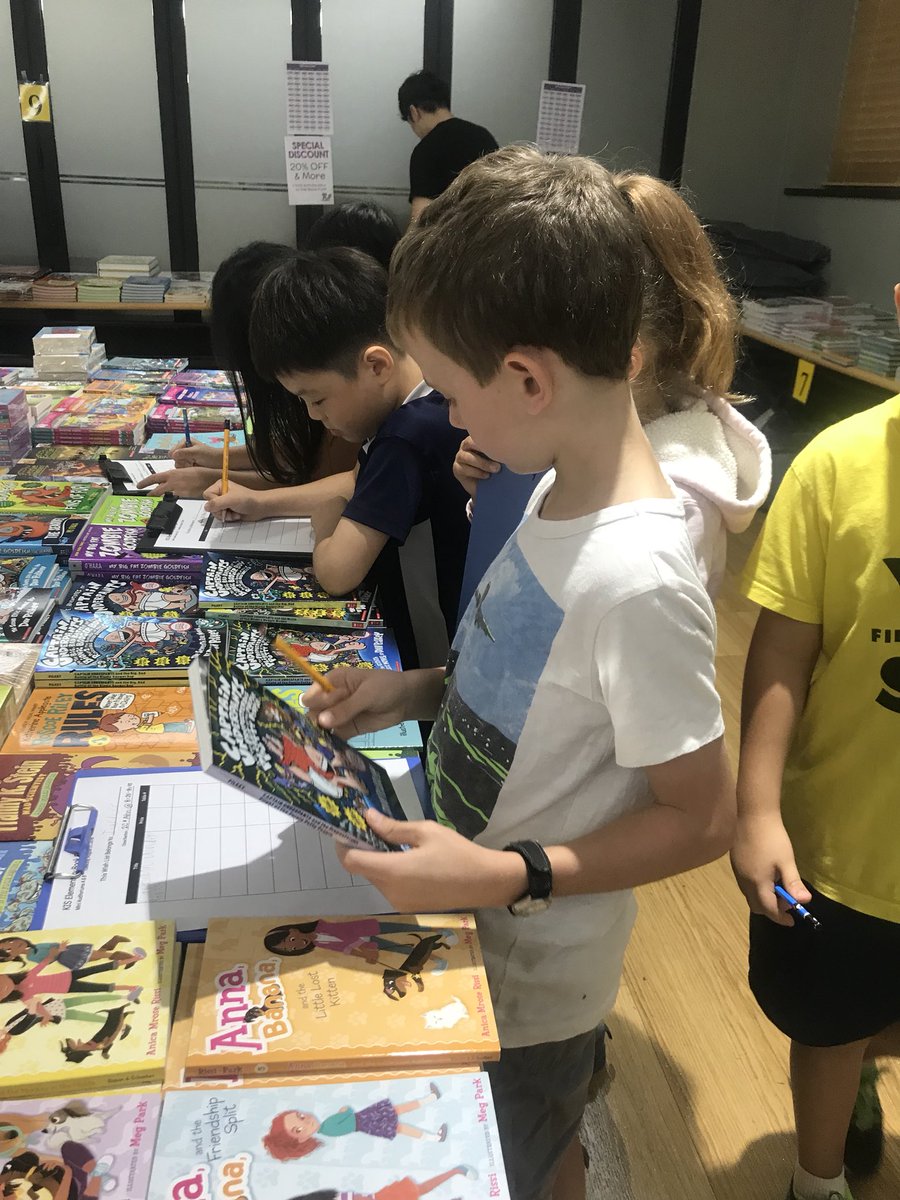 alicedahny's tweet photo. bookshopping #kisfallbookfair #welovereading #2Crocks https://t.co/gRpwrwc8dL