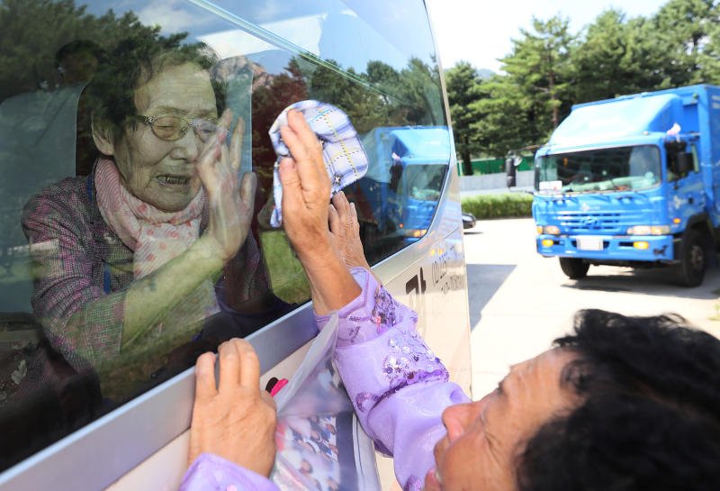 straits_times's tweet photo. Emotional farewells as #NorthKoreans and #SouthKoreans part for last time after rare #reunion https://t.co/LcRcLil68G https://t.co/fj1frbVFuv