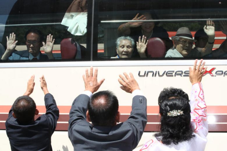 straits_times's tweet photo. Emotional farewells as #NorthKoreans and #SouthKoreans part for last time after rare #reunion https://t.co/LcRcLil68G https://t.co/fj1frbVFuv