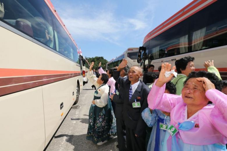 straits_times's tweet photo. Emotional farewells as #NorthKoreans and #SouthKoreans part for last time after rare #reunion https://t.co/LcRcLil68G https://t.co/fj1frbVFuv