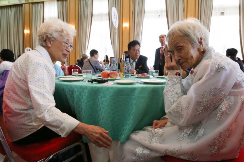 straits_times's tweet photo. Emotional farewells as #NorthKoreans and #SouthKoreans part for last time after rare #reunion https://t.co/LcRcLil68G https://t.co/fj1frbVFuv