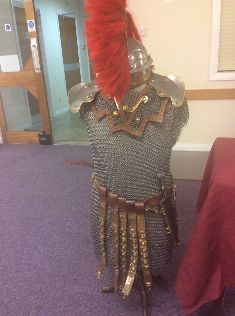This week’s Roman kit: Lorica hamata (chainmail), crested helmet, belt and pugio (dagger)  #NottsHistory #Roman