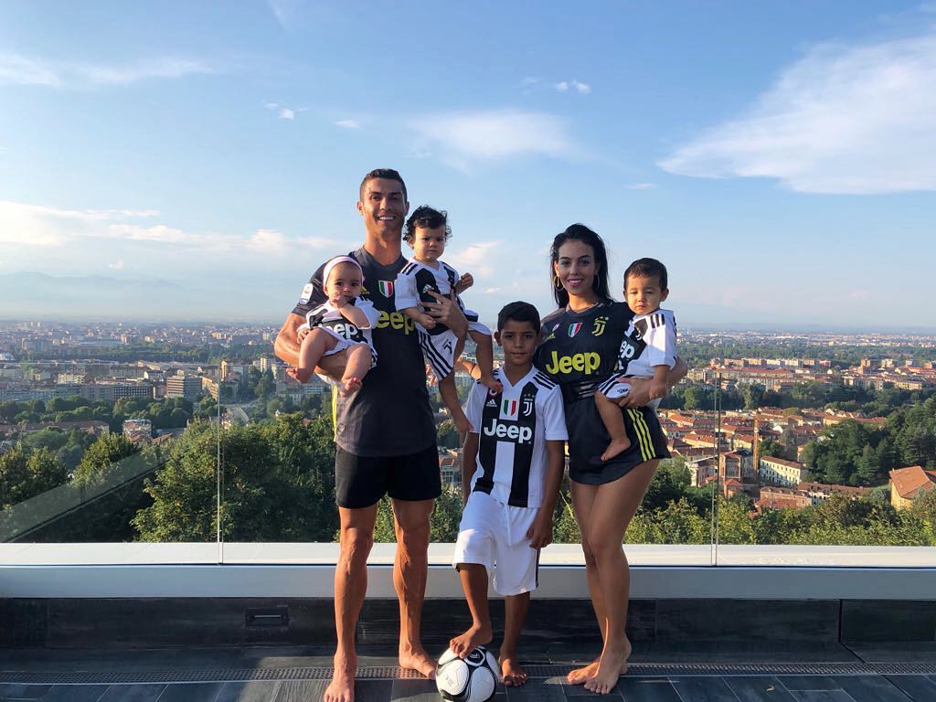 ByVitty's tweet photo. Cristiano se esta ganando enemigos en Madrid, donde más fans tenia. 
Por mucho contrato que tengas hay cosas que no deberías permitir. https://t.co/GuOlYhXMpG