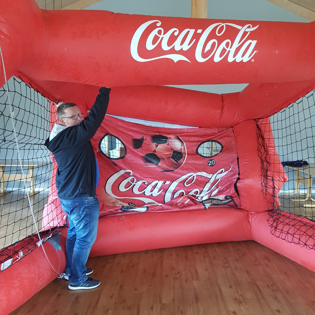 En av våre samarbeidspartnere og sponsorer <a href="/CocaColaNorge/">CocaColaNorge</a> Her er det testing av en shoot-out til #rollonsamling lørdag 1. sept. Vil DIN bedrift samarbeide med/sponse? Vi har plass til flere i Rollon-familien. 💙 Ta kontakt med daglig leder på tlf. 940 88 237 for mer informasjon.