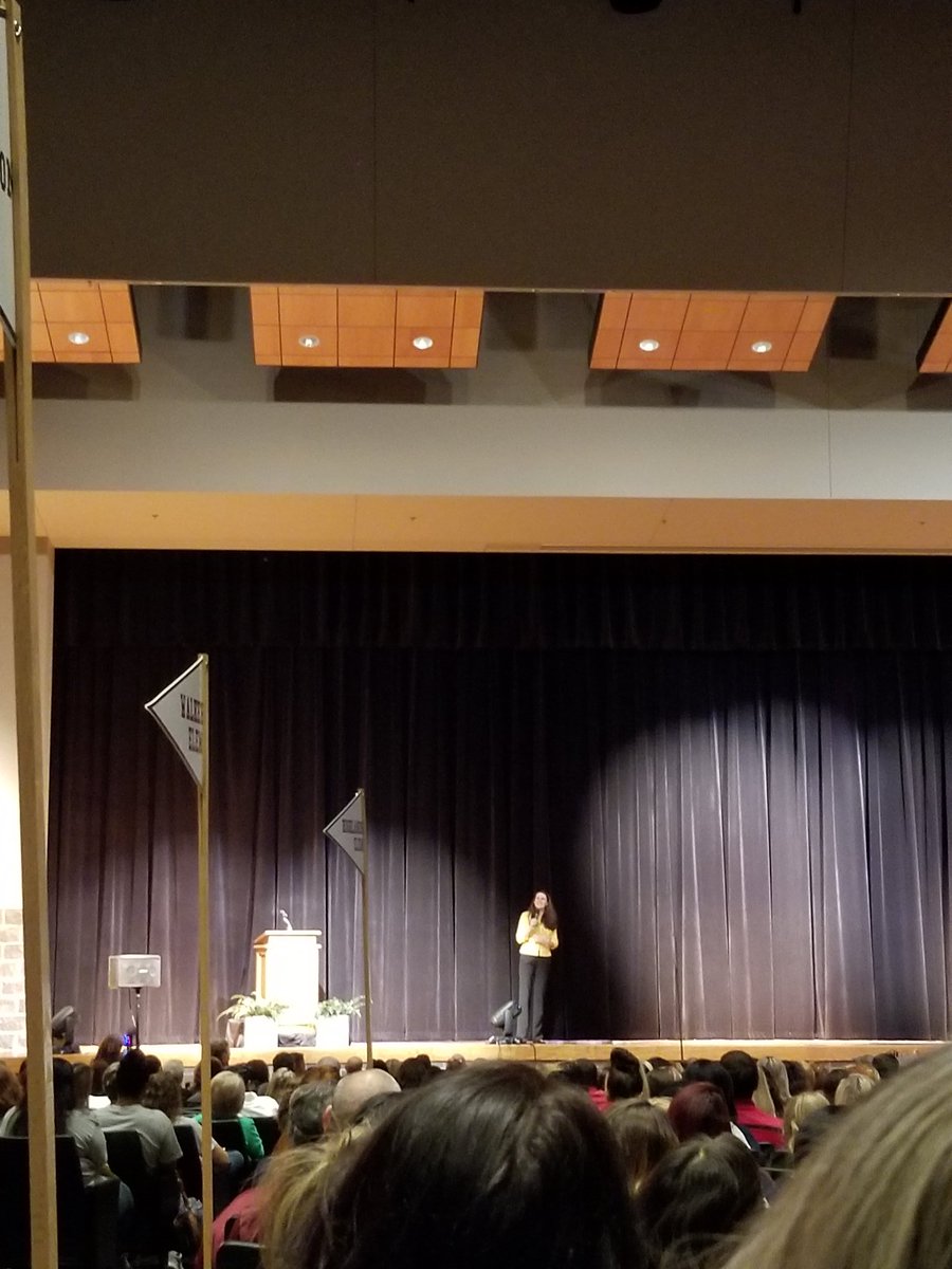 GooseCreekCCR's tweet photo. Liz Murray@GCCISD Convocation 2018 #100YearsOfClass https://t.co/pHZ5j4GUN1