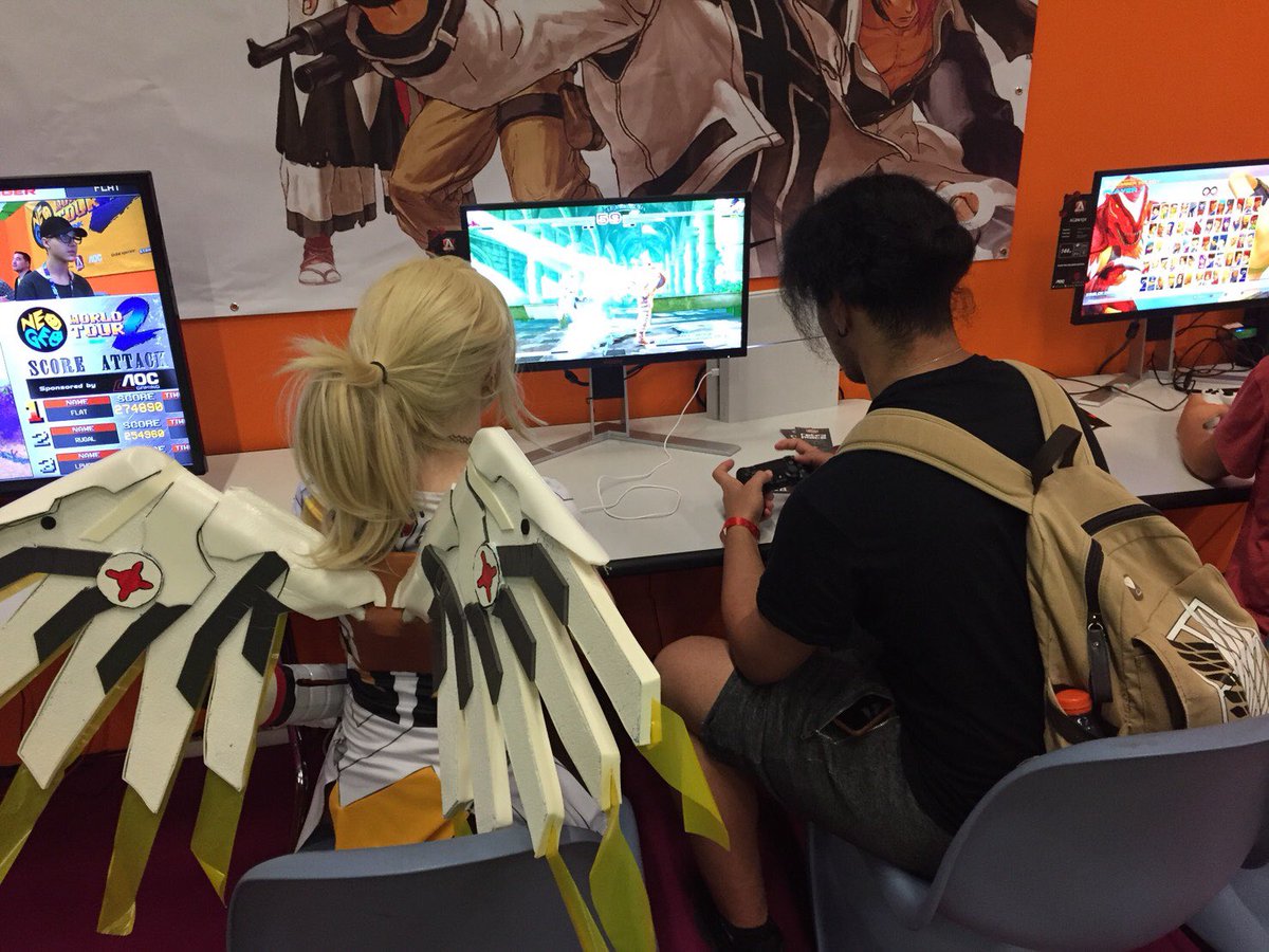 SNKAofficial's tweet photo. NeoGeo World Tour 來到了德國GAMESCOM!現場熱鬧非常,今天我們會以NeoGeo Mini進行Blazing Star的Score Attack!歡迎大家來參加及試玩NeoGeo Mini其他多款遊戲~場中更可找到SNK快將推出的全新作品「SNK HEROINES」。另外,亦展示了不少歷代SNK人氣遊戲及精品。明天再為你直擊KOF XIV及KOF 98賽事!! https://t.co/NBOxZSLSE0